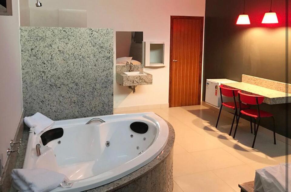 Motel Queen Лагоа-Санта Экстерьер фото